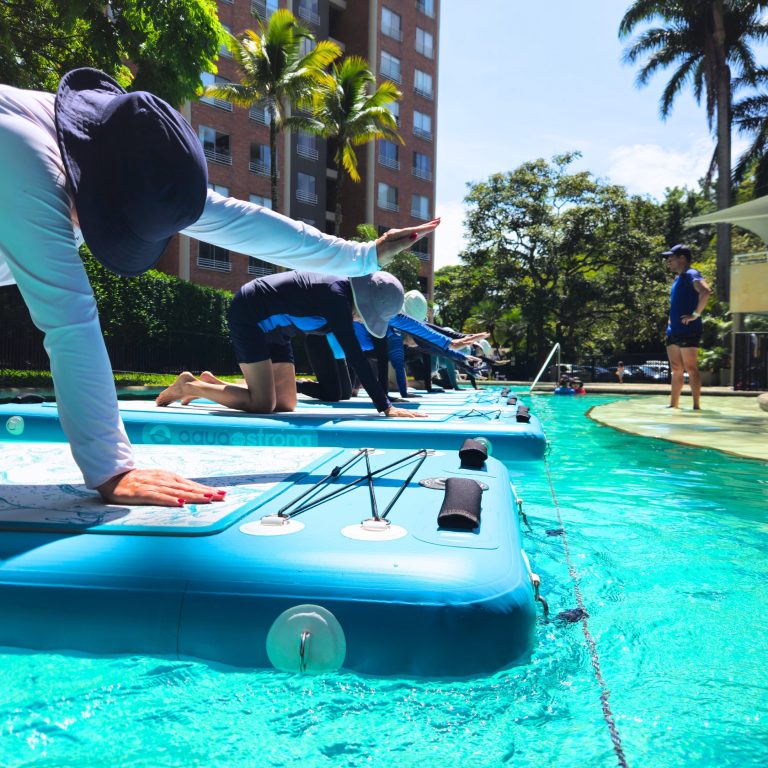 Clase de Aquaboard de AUA FIT demostrando la innovadora metodología de Aqua Body Strong en Cali.