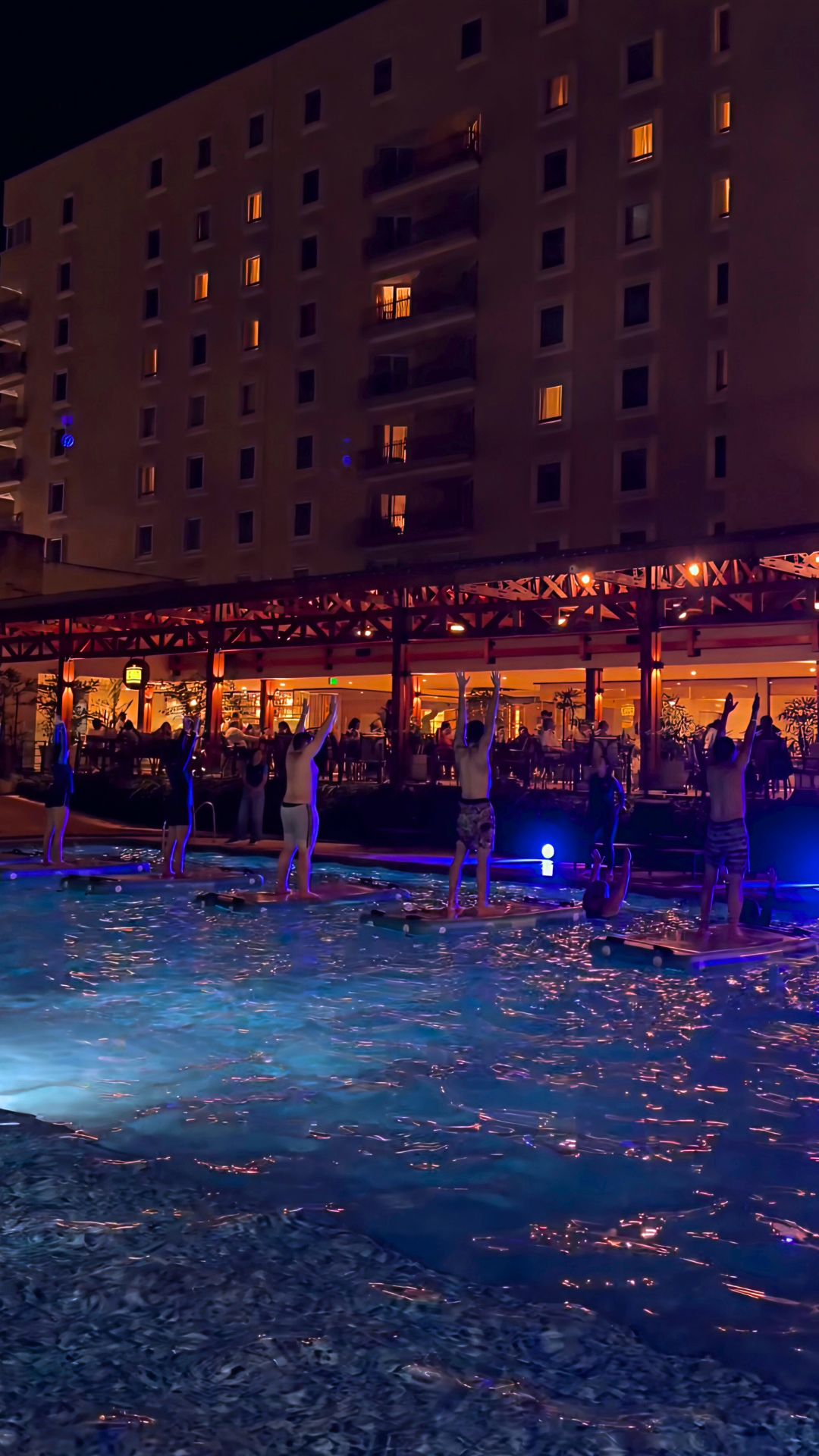 Sesión nocturna de AquaRUMBA en el Hotel Intercontinental Cali, mostrando el equilibrio sobre AquaBOARD bajo luces neón.