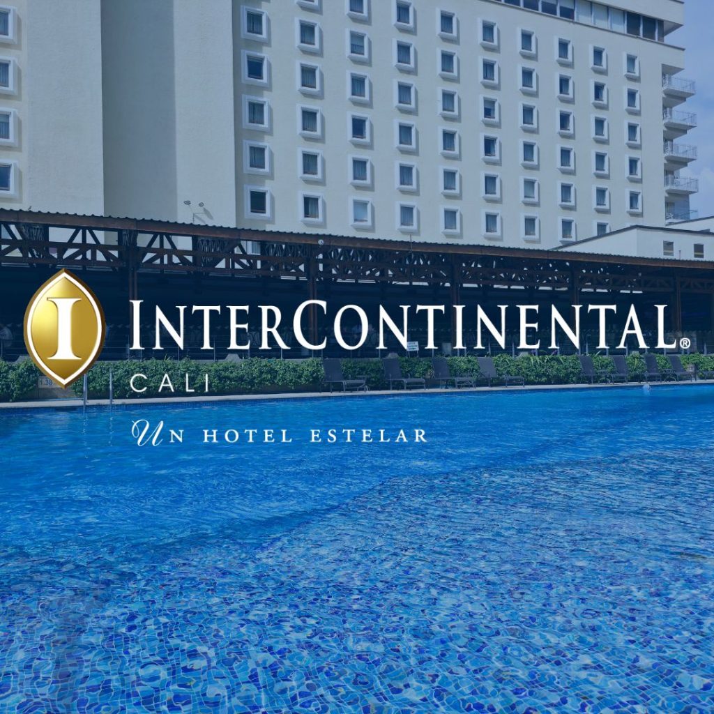 Piscina de lujo del Hotel Intercontinental Cali con grupo de personas entrenando fitness acuático sobre tablas flotantes. Sede premium y partner oficial de la experiencia AUA FIT en Colombia.