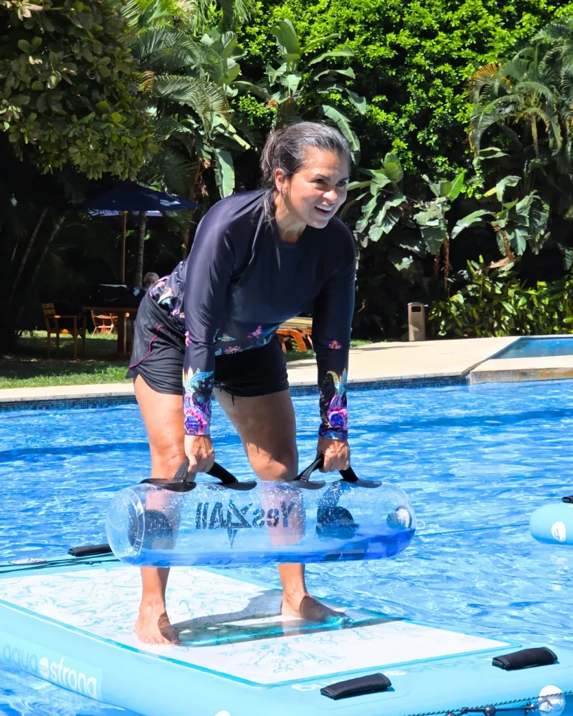 Entrenamiento de fuerza AquaBOARD Power en la piscina del Hotel InterContinental Cali - AUA FIT