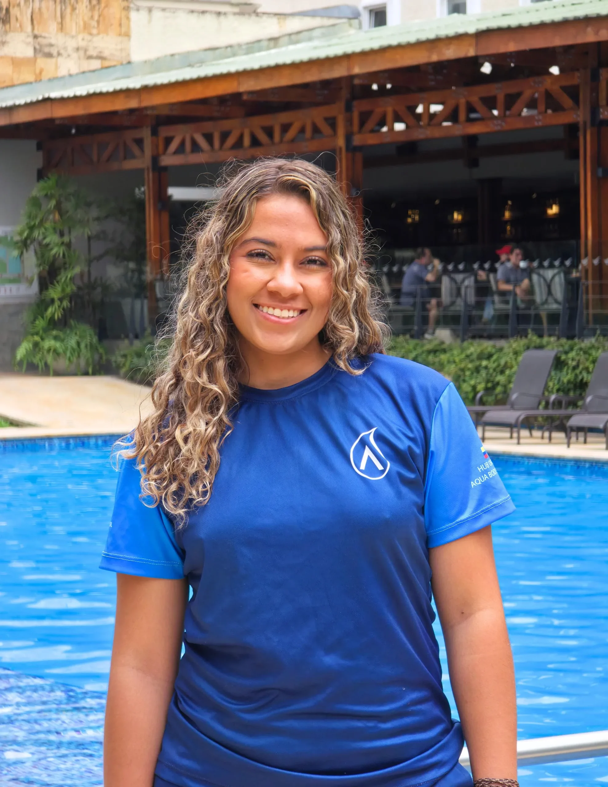 Johana Cruz, Lead Certified AquaBOARD Specialist de AUA FIT, sonriendo con el uniforme oficial en la piscina del Hotel InterContinental Cali.