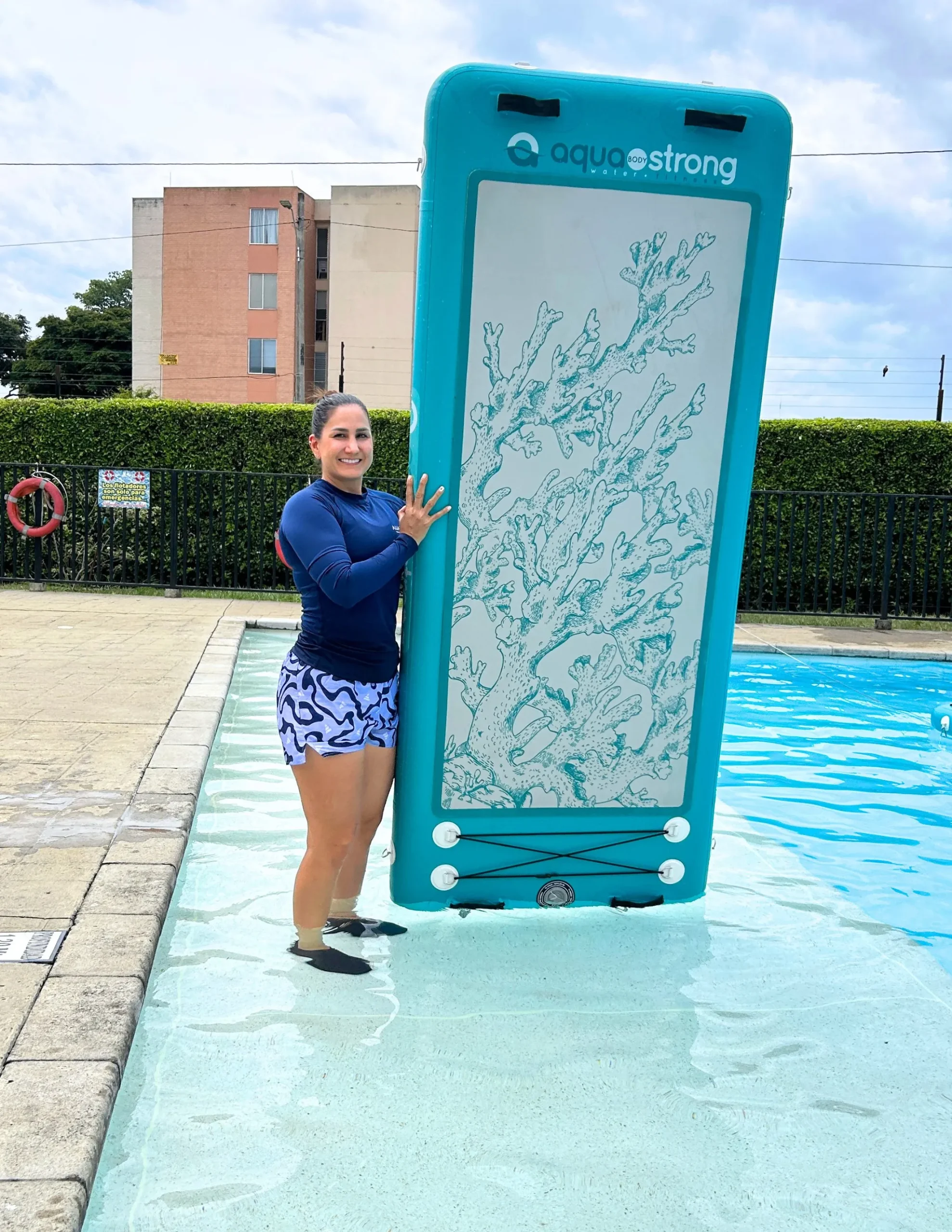Nathalie Correa, cofundadora y Managing Director de AUA FIT, posando con una tabla AquaBOARD en la sede premium del Hotel InterContinental Cali.