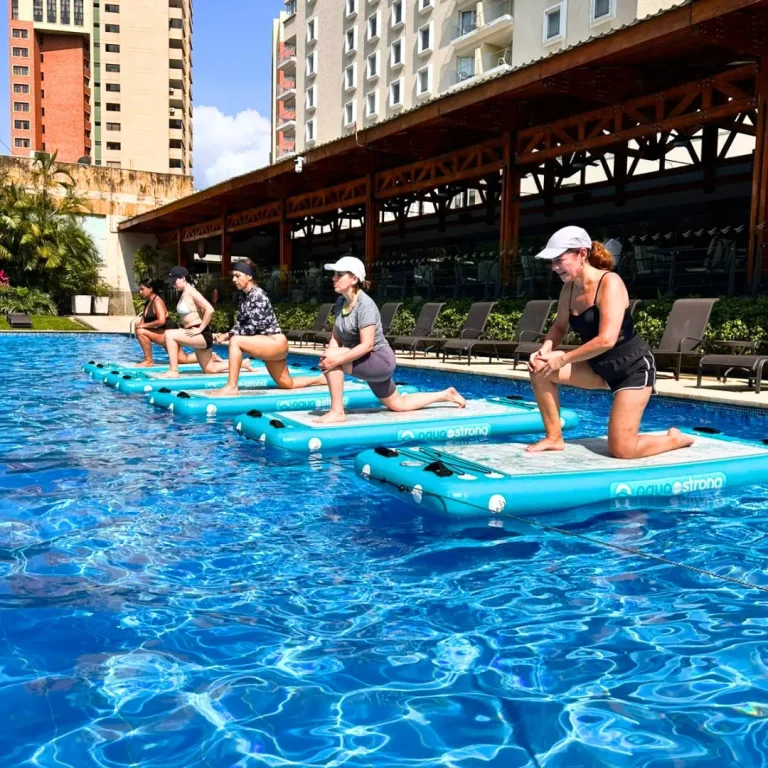Clase de entrenamiento sin impacto y recuperación articular con tablas AquaBOARD en el Hotel Intercontinental Cali
